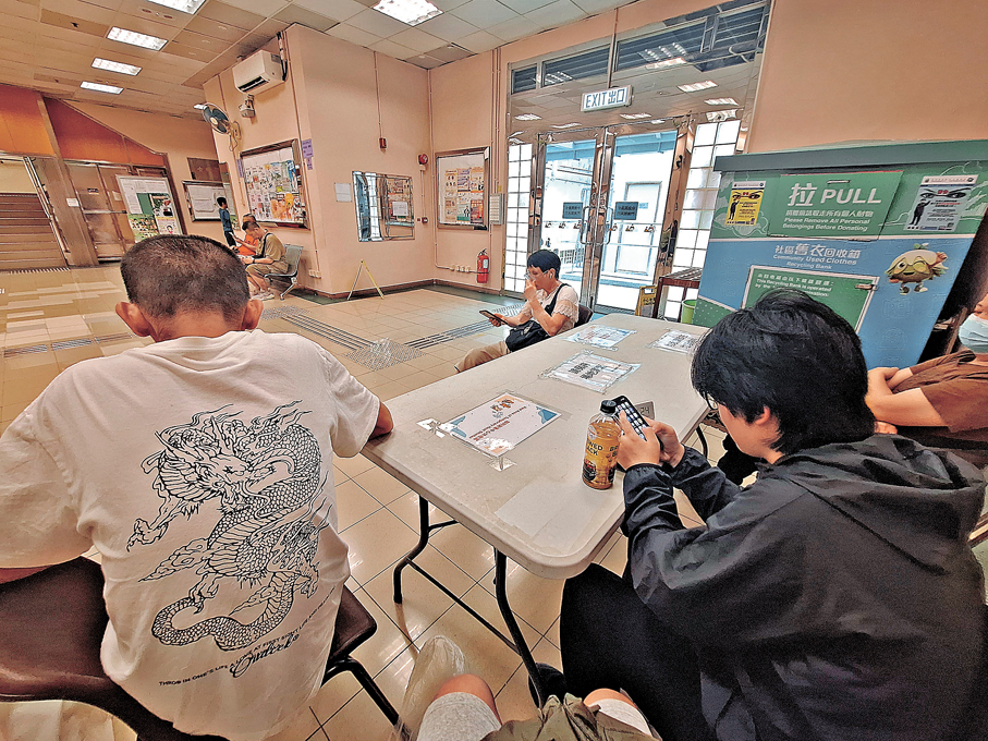 ●市民在中心內避暑。香港文匯報記者黃艾力  攝
