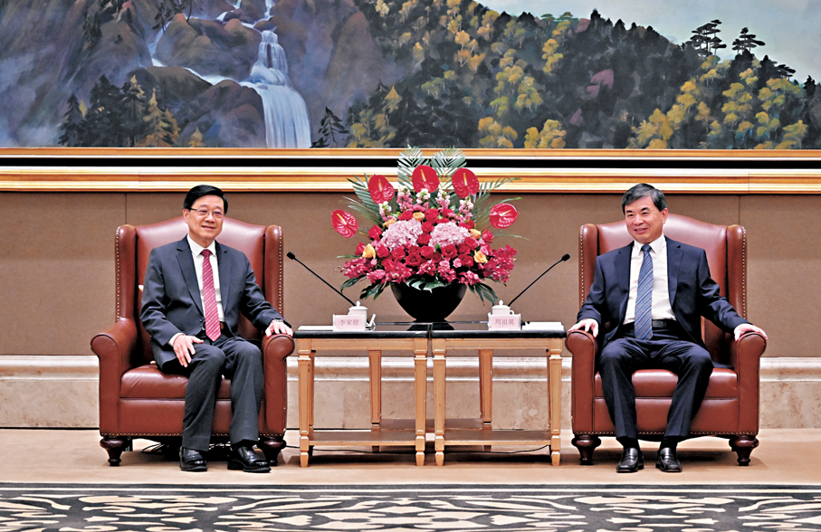 ●行政長官李家超與福建省委書記周祖翼交流。   香港文匯報記者蔣煌基  攝