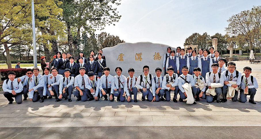 ●2024/25學年港澳學生北京參訪團。學生參訪盧溝橋，親眼目睹橋上斑駁的石板路、纍纍的彈坑及形態各異的石獅子，體會「七七事變」的悲壯烽火場地，深刻感受到戰火的殘酷。  教育局圖片