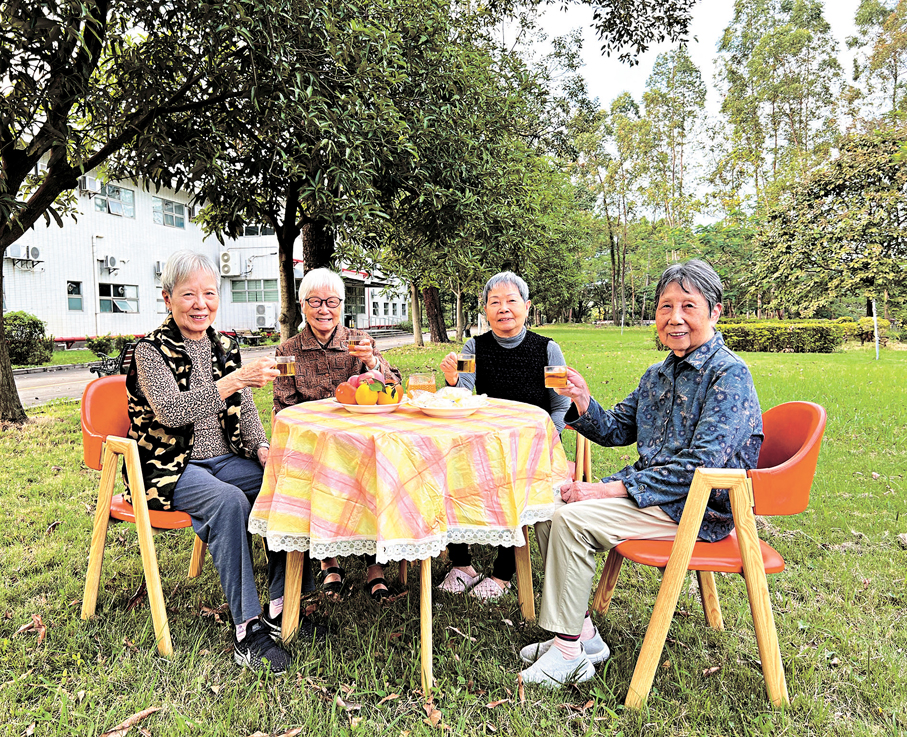 ●盧婆婆（左一）表示內地空間闊落，吹水冇隔膜。香港賽馬會伸手助人肇慶護老頤養院供圖