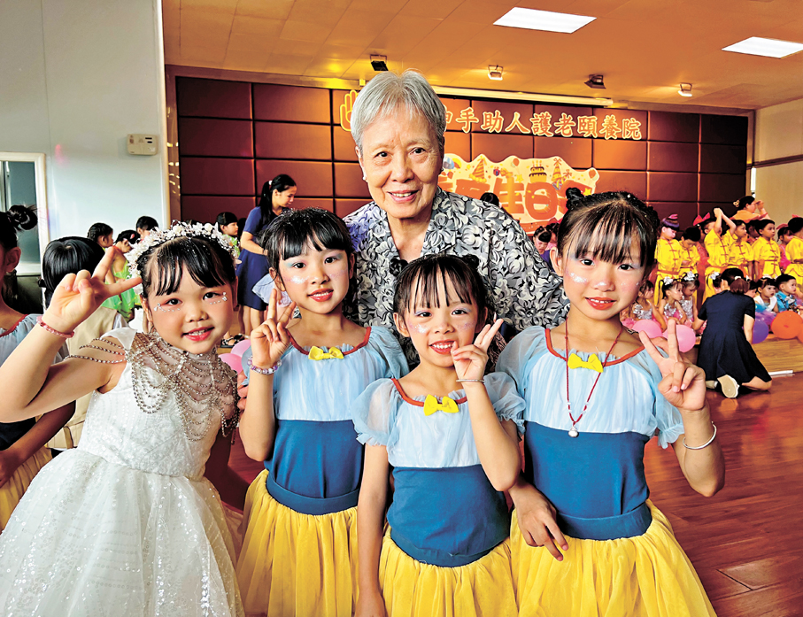 ●盧婆婆認為跨境養老是一種高質素、充滿歡笑的新選擇。香港賽馬會伸手助人肇慶護老頤養院供圖