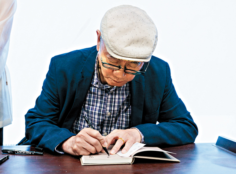 ●陳萬雄為讀者簽書。