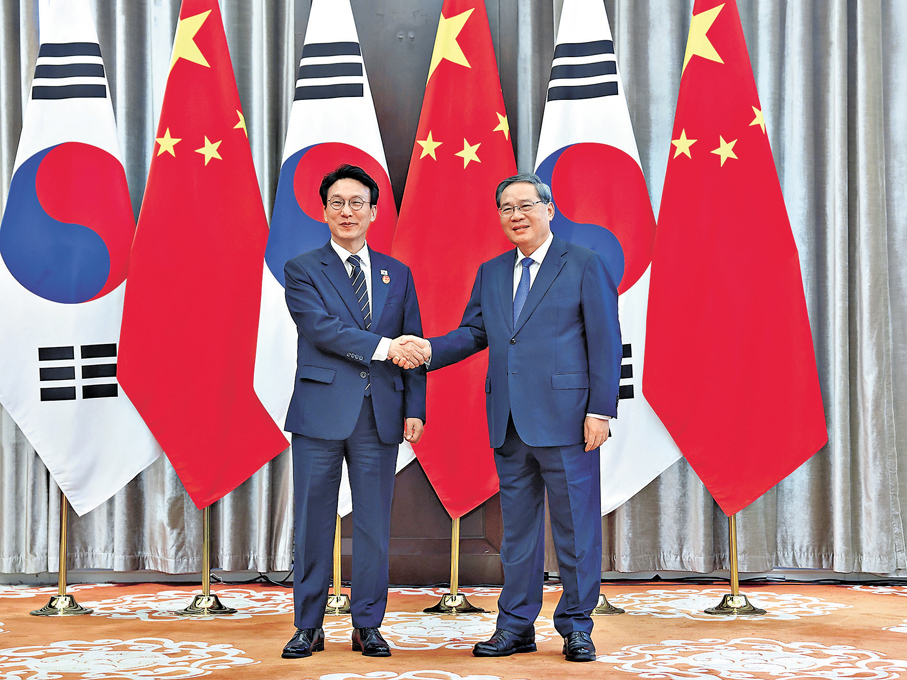●6月23日，中國國務院總理李強在大連會見來華出席夏季達沃斯論壇的韓國總理金民錫。 中新社