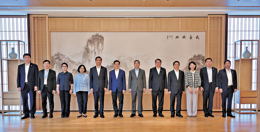 ●李家超一行昨日與南平市委書記袁超洪會面。