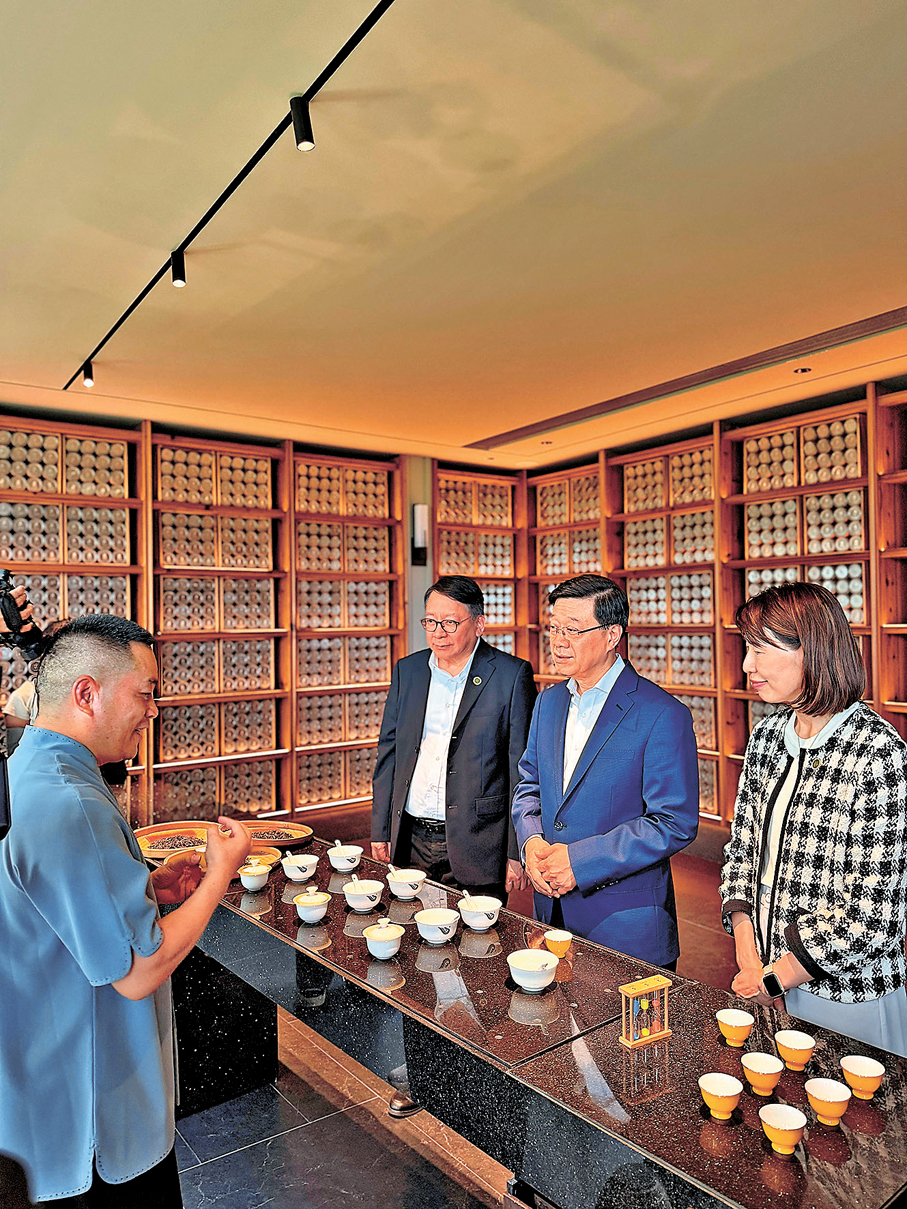 ●李家超（右二）、陳國基（右三）等到訪瑞泉岩茶博物館。