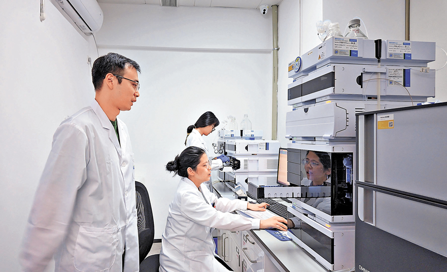 ●香港科技大學「80後」博士余渝（左一）與同事在中歐醫藥中心實驗室。 香港文匯報記者郭若溪  攝