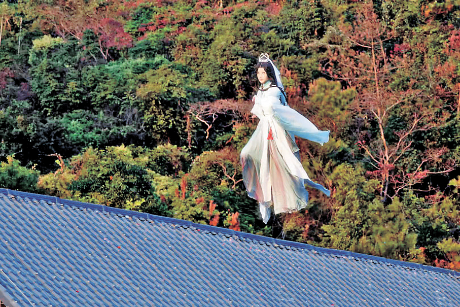 ●Shadow曾在東莞邊Cosplay邊體驗飛天威吔。 受訪者供圖