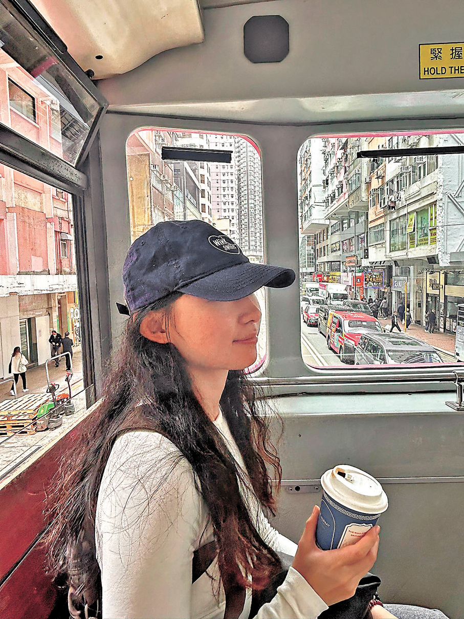●宋小姐在銅鑼灣乘坐香港電車。   受訪者供圖