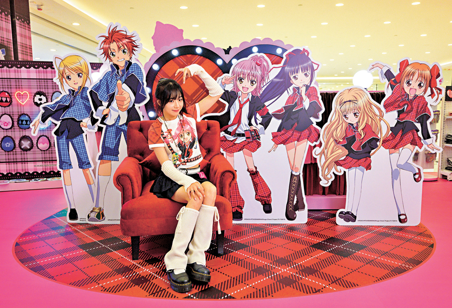 ●「My Heart, Unlock! 心靈之牆」以具代表性的紅黑格紋心形牆為背景，由主角日奈森亞夢領銜，率領聖夜學園的「守護者」。
