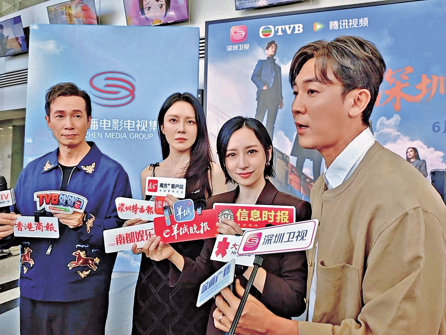 ●（左起）陳豪、張曦雯、龔嘉欣與譚俊彥分享拍攝點滴。 香港文匯報記者李薇 攝