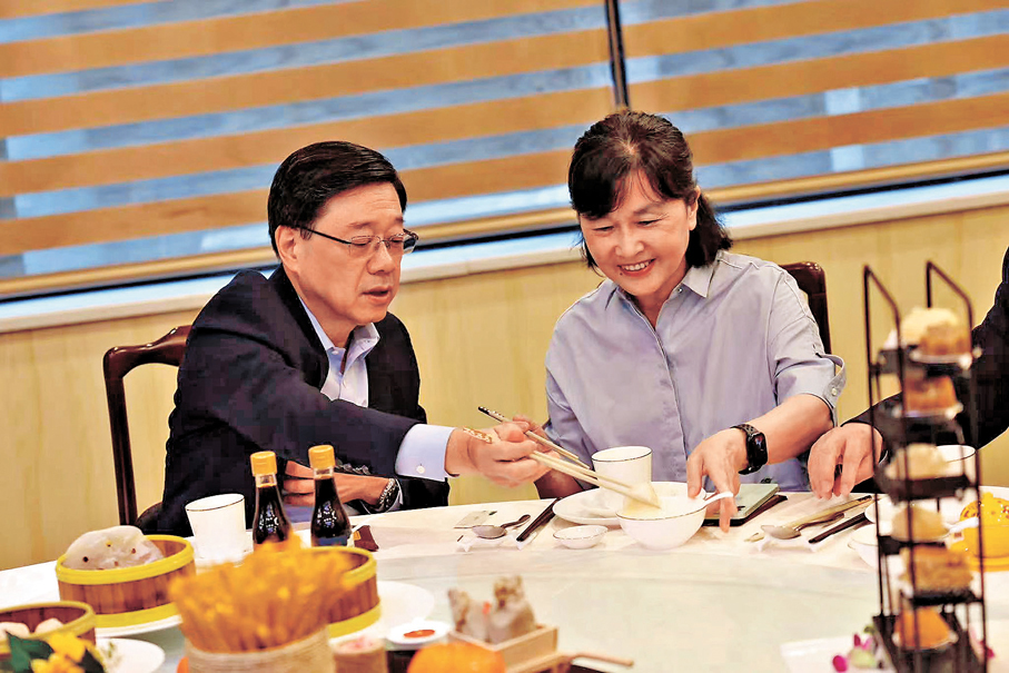 ●李女士（右）表示，能與行政長官李家超茶敘「很開心」，又說特區政府持續優化跨境安老政策，讓在閩養老的港人能夠真正安居。