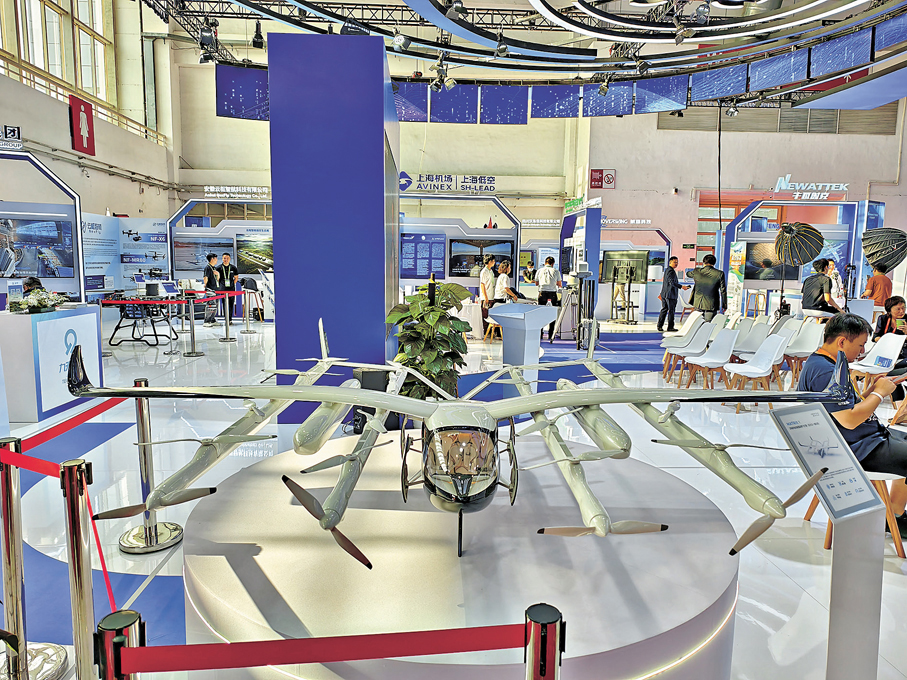 ●御風未來攜自主研發的2噸級載人eVTOL M1亮相。
