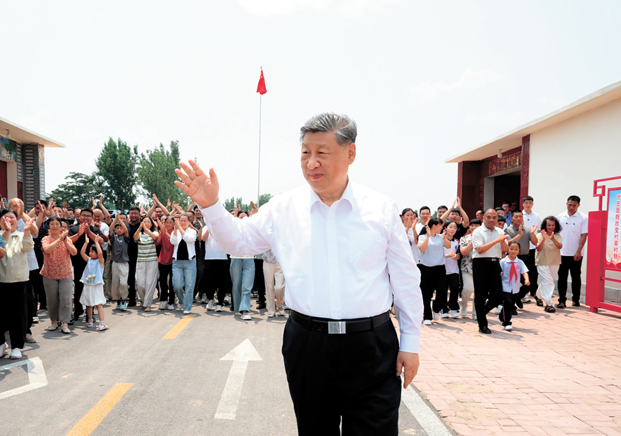 ●6月24日，中共中央總書記、國家主席、中央軍委主席習近平在山東省德州市考察。這是習近平在陵城區邊臨鎮西于架村，同村民們親切交流。 新華社