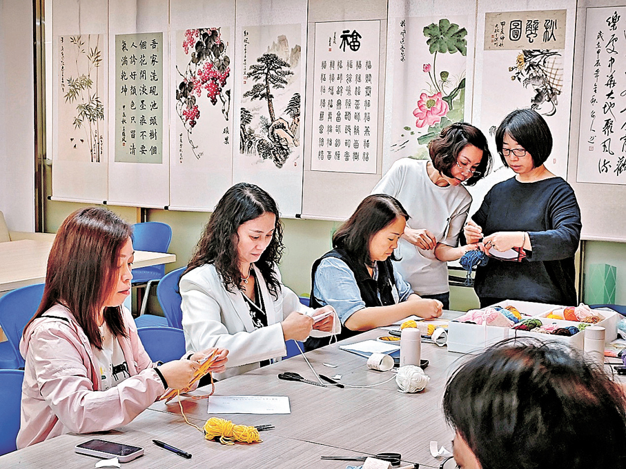 ●香港國際社會服務社在羅湖區婦聯大廈開展跨境媽媽義工小組活動。