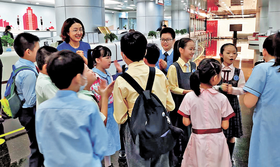 ●「港漂」倪怡潔與跨境學童參加活動。