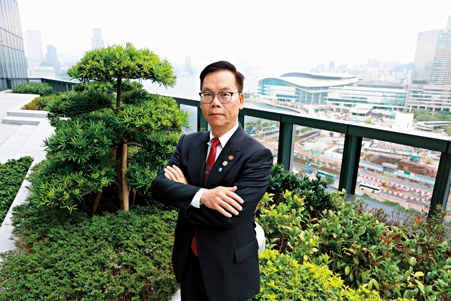 ●卜國明表示，做議員首要學會兩件事：第一件事是「鬥快撳掣」，第二件事是謹言慎行。 香港文匯報記者萬霜靈  攝