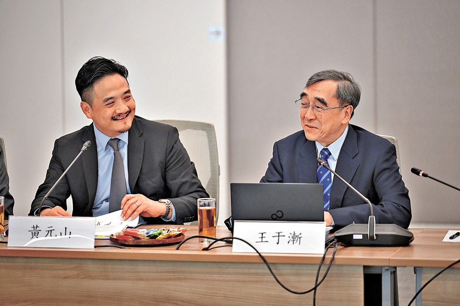 ●特首政策組組長黃元山與香港大學首席副校長王于漸。 特首政策組供圖