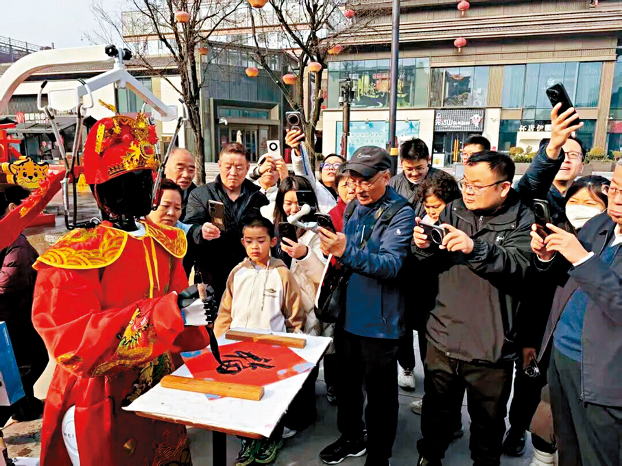 ●6G將帶領人們享受未來生活。圖為今年春節期間，身着財神服飾的智能機器人亮相西安大唐不夜城為市民遊客寫福字。