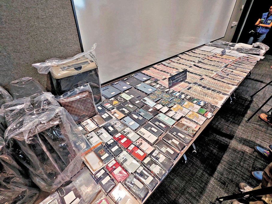 ●警方在行動中檢獲大量電話及儲值卡等證物。香港文匯報記者劉友光  攝