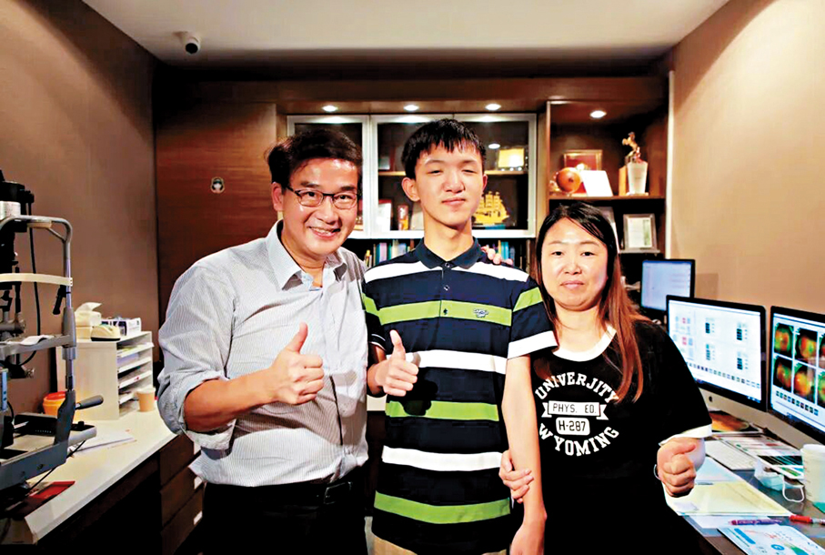●2024年，林順潮教授（左一）和郭斌母子合影。 受訪者供圖