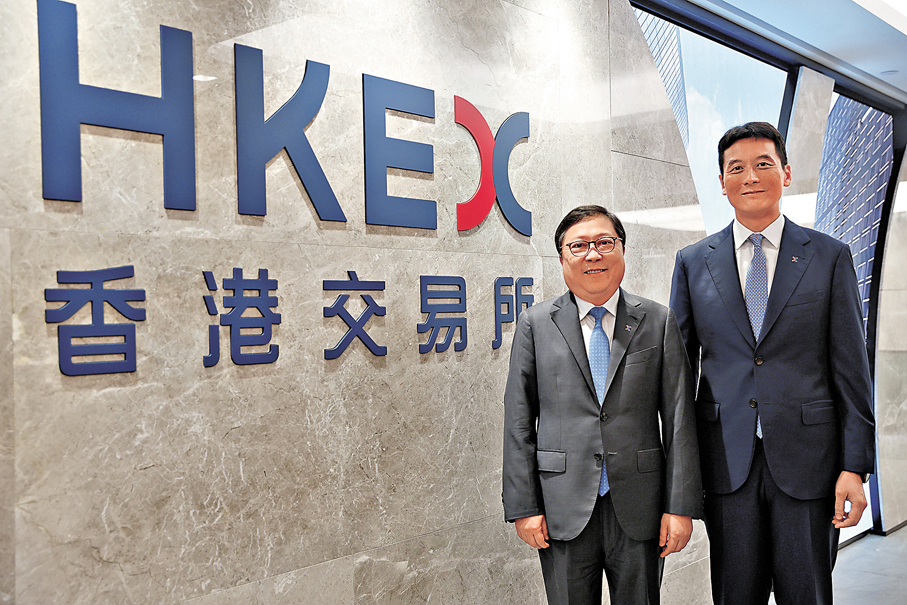 ●港交所董事總經理、市場主管余學勤（右）與港交所首席資訊總監梁松光（左）。香港文匯報記者萬霜靈   攝