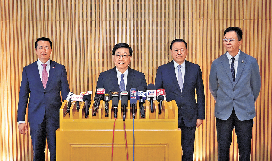 ●行政長官李家超（左二）昨日約見本港多間大學校長及管理層，諮詢高等教育界對五年規劃的意見。香港文匯報記者曾興偉  攝