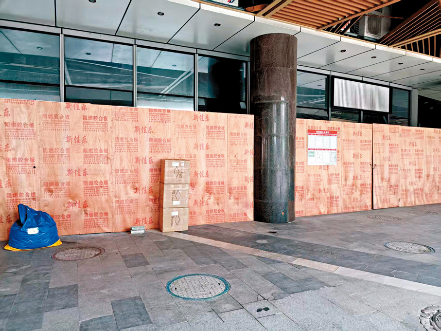 ● 廊橋國際一樓商舖有商戶正裝修為港式茶餐廳，以迎接口岸開通帶來大量人流的商機。