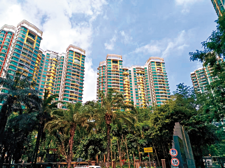 ●許多港人和內地客紛紛前來皇御苑購房，方便居住和孩子香港留學深圳居住。