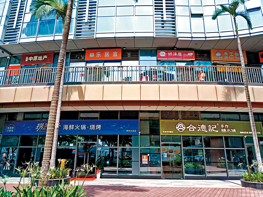 ●廊橋國際一樓商舖，現在是一舖難求，價格成倍上漲。