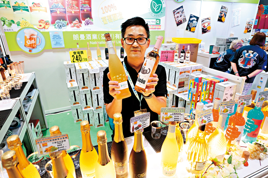 ●朗曼酒業負責人吳先生。香港文匯報記者黃艾力  攝