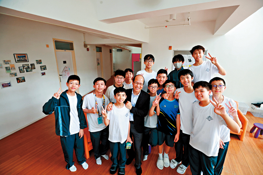 ●鄭建德與學生感情深厚，不時走訪宿舍，細心關懷他們的日常起居。