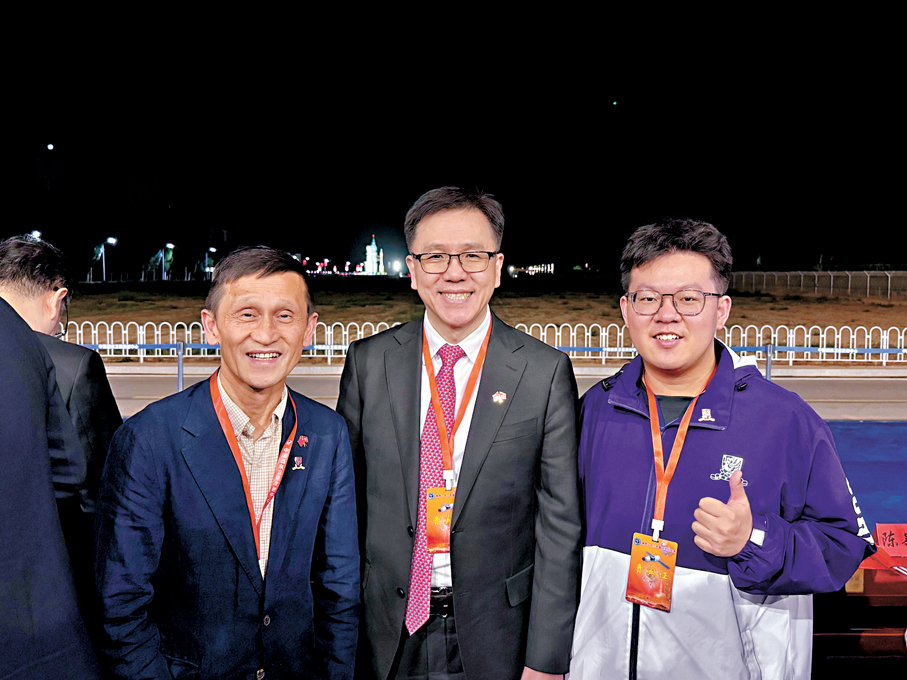 ●汪亮宏（右）與創新科技及工業局局長孫東（中）、香港中文大學副校長姜里文（左）在酒泉衛星發射中心的合照。 受訪者供圖