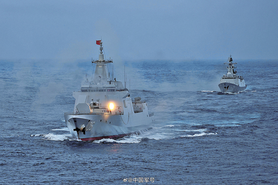 ●「正義使命—2025」實彈演習中，兩棲攻擊艦海南艦編隊協同東部戰區相關驅護艦、無人機等兵力，開展立體投送、精兵破襲、奪控要港等科目演練。 資料圖片