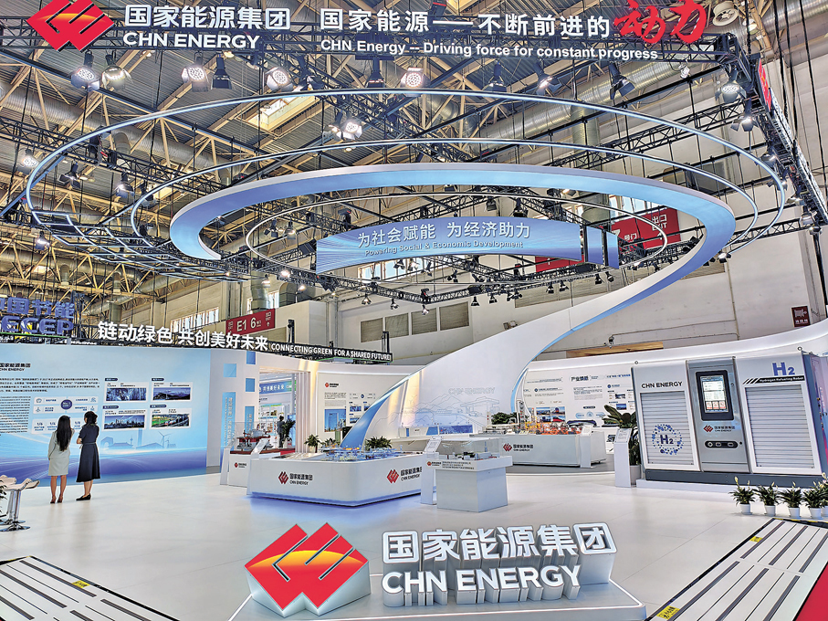 ●截至2026年5月底，全國發電裝機容量達到40.1億千瓦。圖為正在舉行的第四屆鏈博會清潔能源鏈。 香港文匯報記者任芳頡 攝