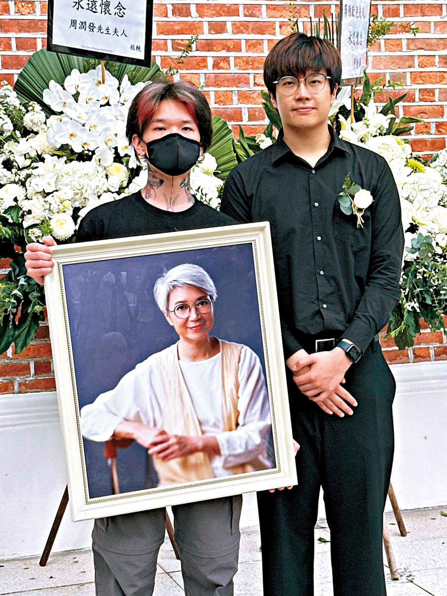 ●長子文哲捧着母親遺照與文信步出禮堂。 香港文匯報記者子棠 攝