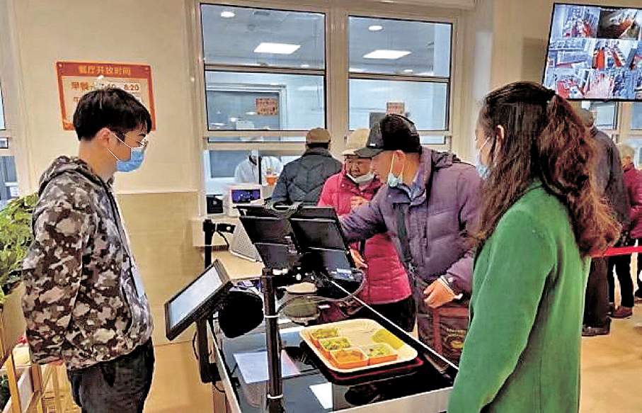 ●老友記部分客流較大的門店已使用智慧收銀機，具備菜品識別和刷臉支付功能。