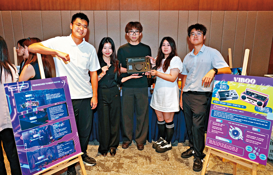 ●香港大學的段林影（左二）與團隊設計集合DJ台、揚聲器和氛圍燈光的氛圍引擎。左一為香港科技大學的葉天聲。 大公文匯全媒體記者黃洋港  攝