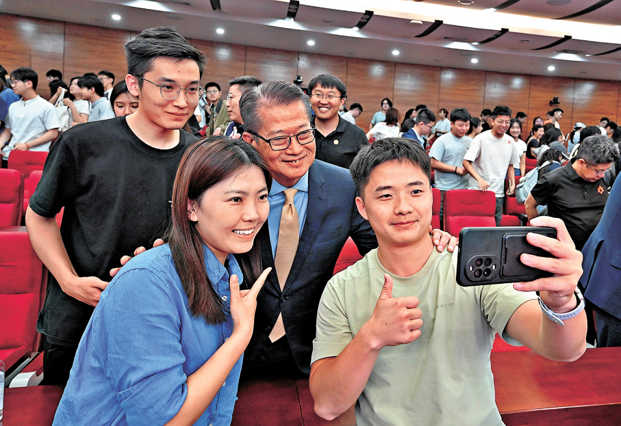 ●財政司司長陳茂波（右二）昨日在西北工業大學的座談會上與參與人士合照。 政府新聞處圖片
