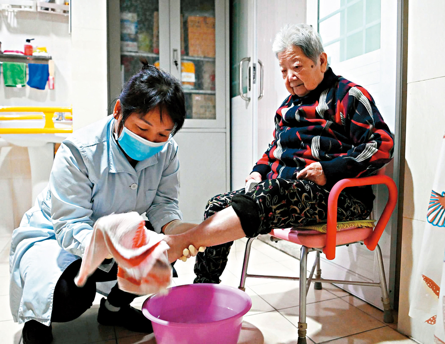 ●養老院護理員為老人洗腳。資料圖片