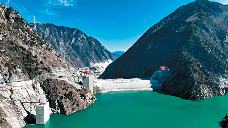 ●6月26日，國家能源集團大渡河雙江口水電站首台機組順利實現併網發電。圖為大渡河雙江口水電站建設現場。新華社