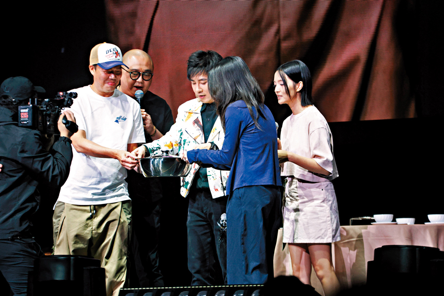 ●謝天華與Bob等人配合魔術表演。 香港文匯報記者北山彥 攝