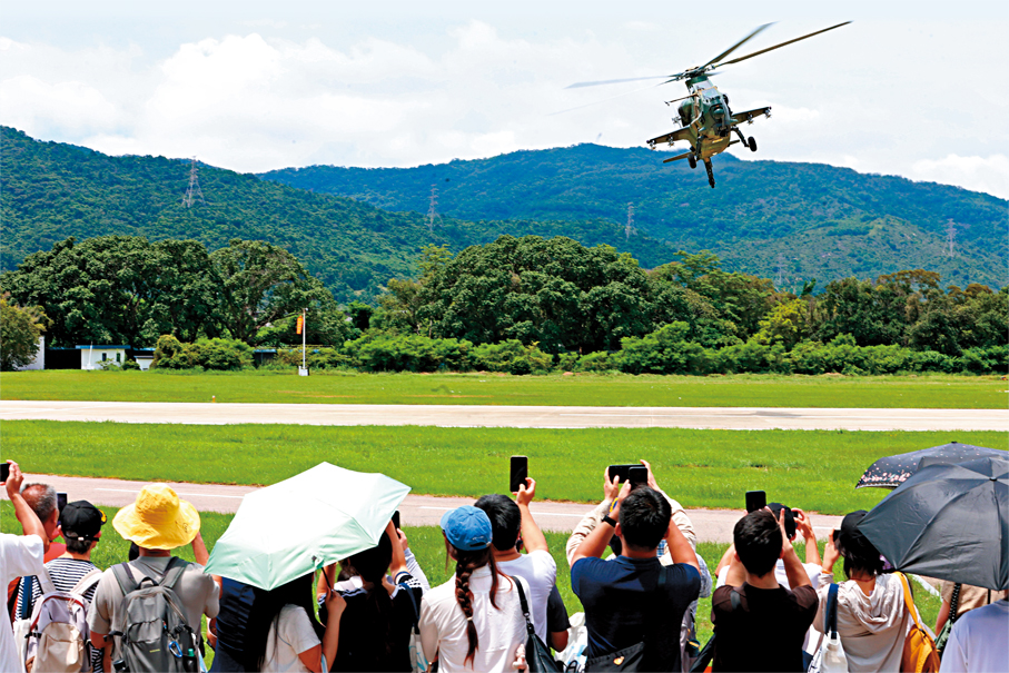 ●石崗軍營開放日，有直升機進行飛行演示，模擬低空突擊和機降突擊等。 香港文匯報 記者萬霜靈  攝