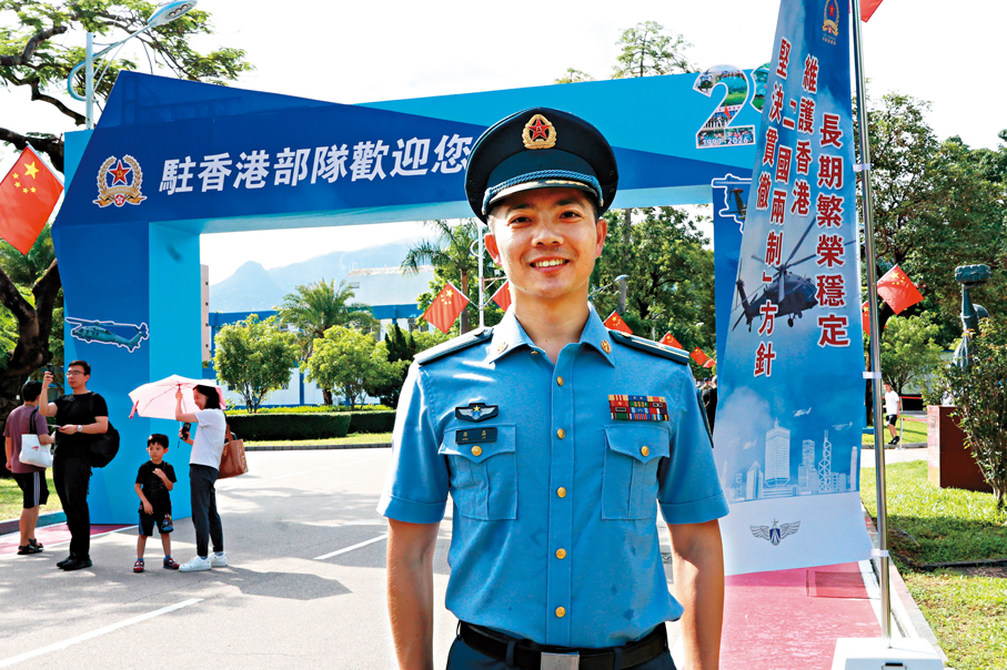 ●駐香港部隊空軍少校邵磊介紹開放活動安排。 香港文匯報記者萬霜靈 攝