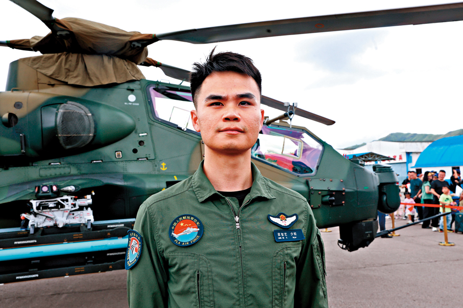 ●駐香港部隊空軍少校梁智藝介紹直升機飛行表演內容。 香港文匯報記者萬霜靈  攝
