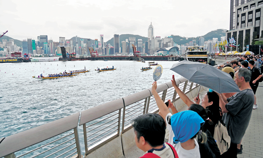 ●香港國際龍舟賽開鑼，吸引大批市民旅客到場。