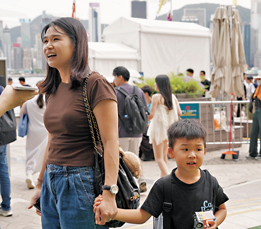 ●市民張小姐攜小朋友跨區觀賽。