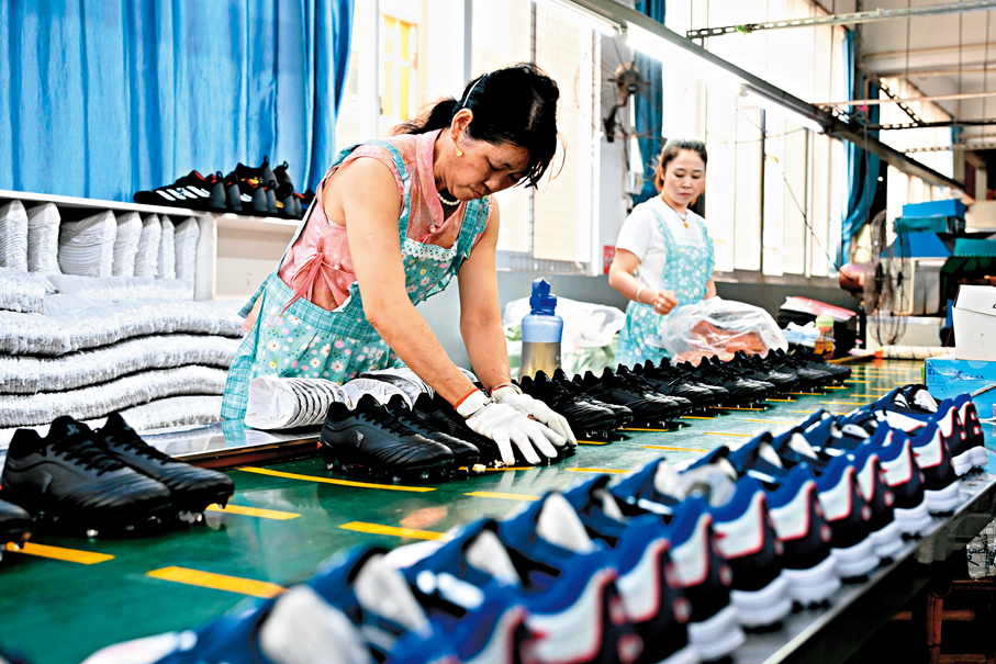 ●車間員工進行成品鞋子的品控檢測。
