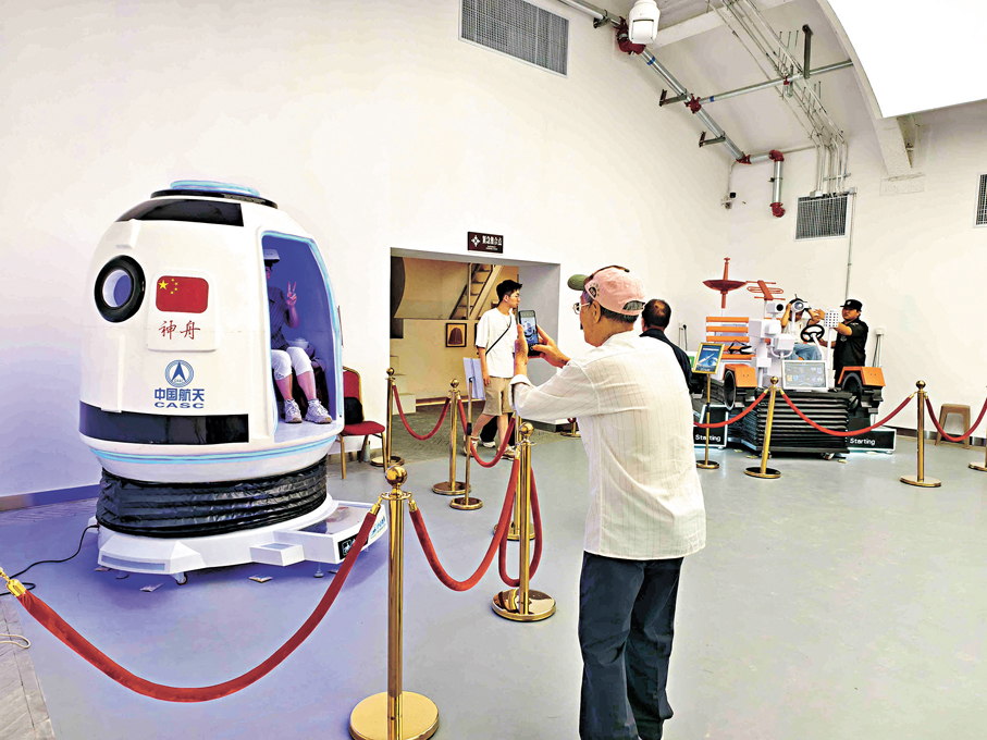 ●「北京人民防空歷史文化館」展示了殲-20、長征系列火箭、神舟飛船返回艙和月球車等模型。