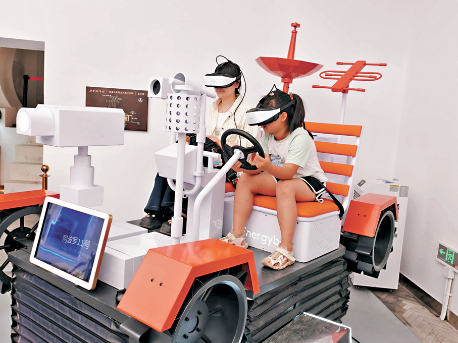 ●遊客正在體驗月球車VR沉浸裝置。