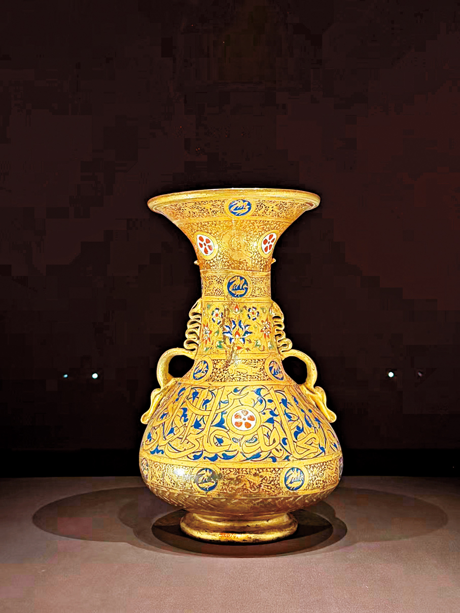 ●《古蘭經》撇口雙耳瓶，馬木路克王朝(1250-1517年)，彩繪描金玻璃，故宮博物院藏。